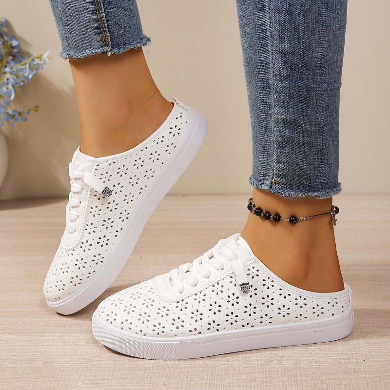 Slip On Mule Flat - Wsuwane mule z kwiatowymi wycięciami, elastyczne