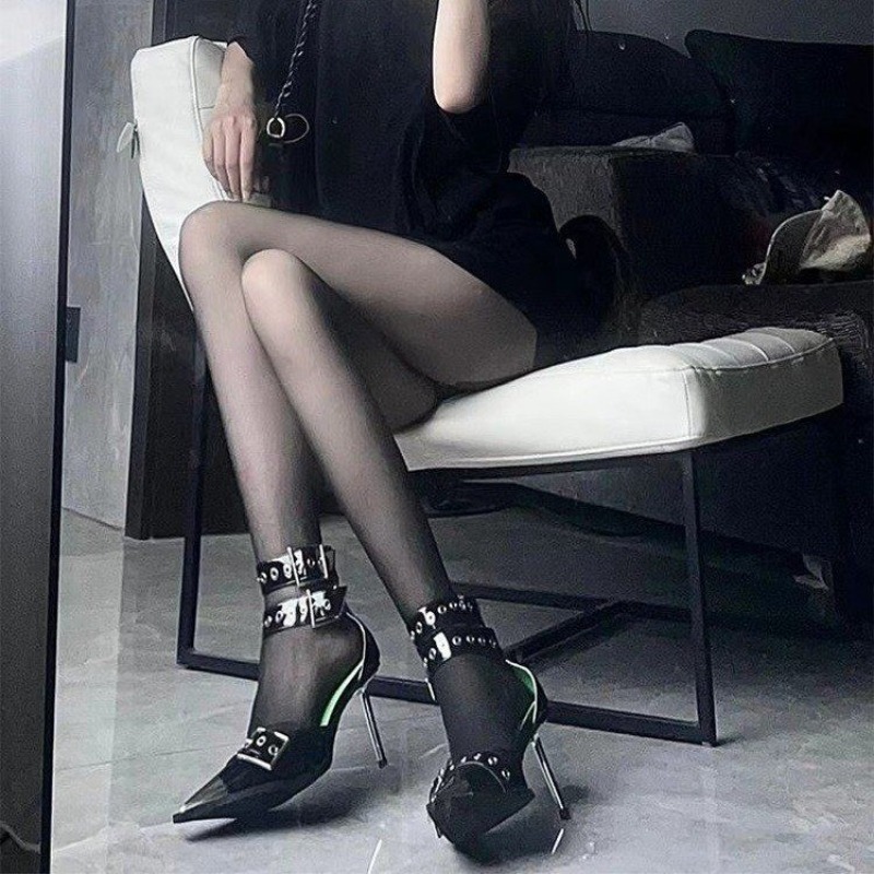 Sandały na szpilce z metalowym – Platform Mule Heel recenzja i cena